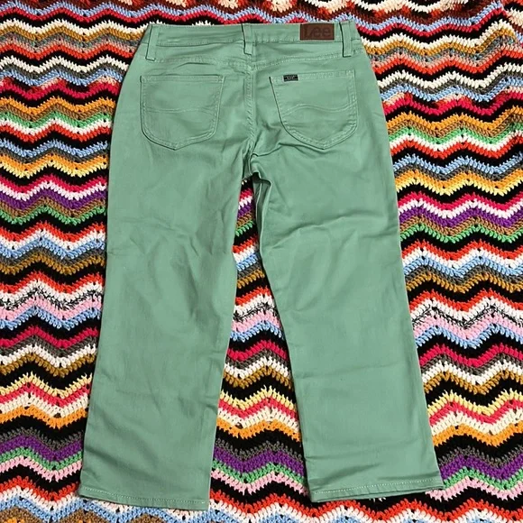 NWT Lee Lady’s Regular Fit Capri Mid-rise. Palm green. Lady’s size 6 M. - Picture 3 of 6